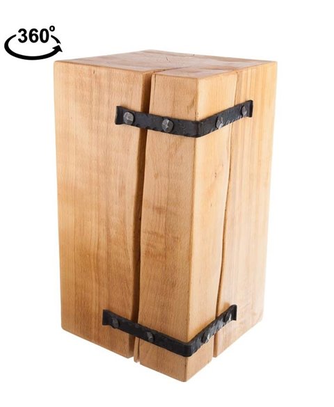 Holzblock mit Schmiedeelementen Holzblock mit Schmiedeelementen