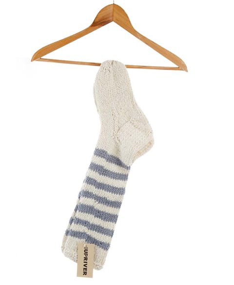 Gestrickte Socken mit grauen Streifen